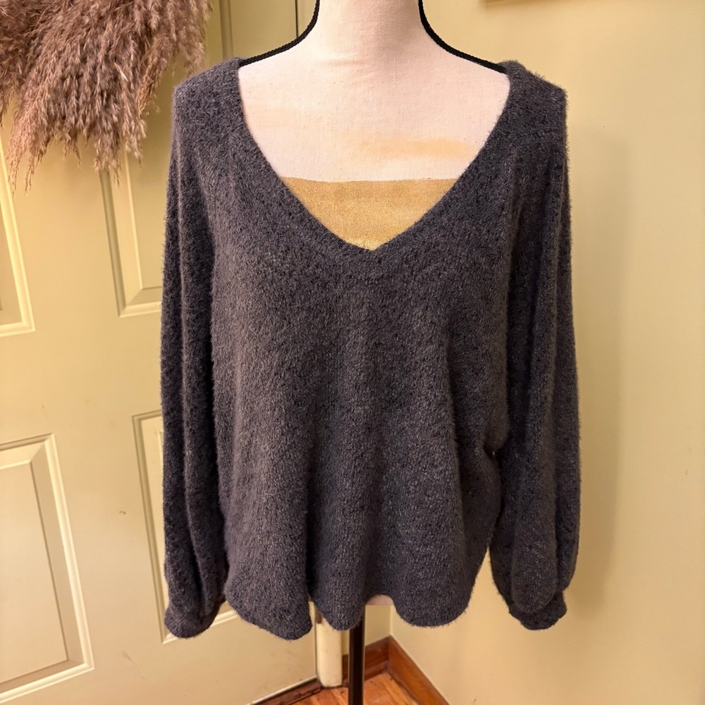 URBAN OUTFITTERS Cozy V-Neck Sweater size S